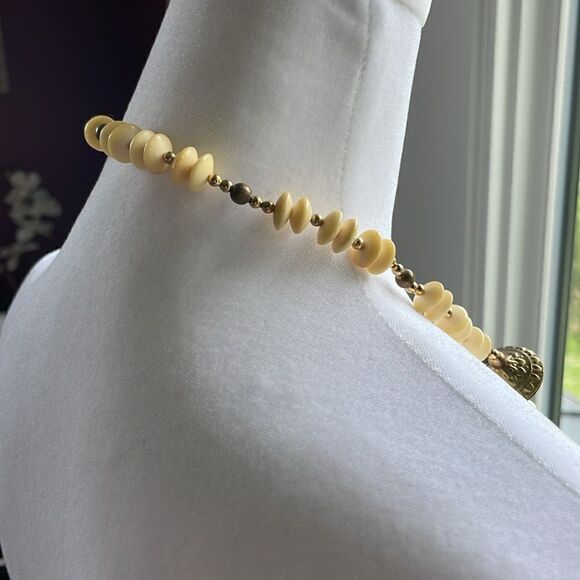 Vintage cream and brass necklace 32 inch around - Picture 4 of 4